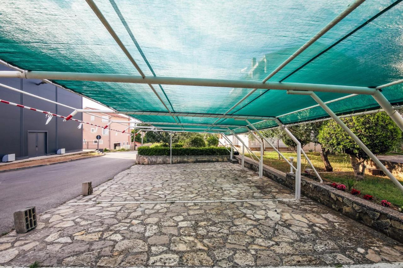 נובליה Apartments & Rooms Peranic מראה חיצוני תמונה